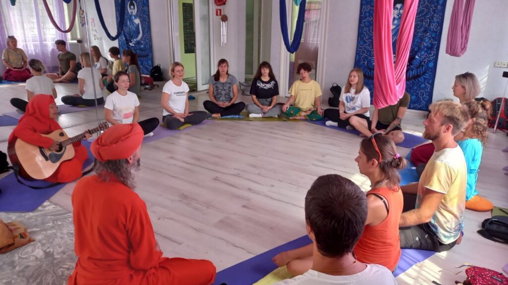 Медитація разом з ачарьями - вчителями йоги та медитації