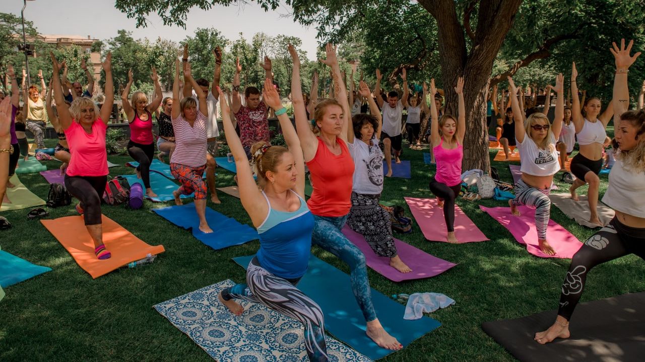 Уроки йога-асан на відкритому повітрі